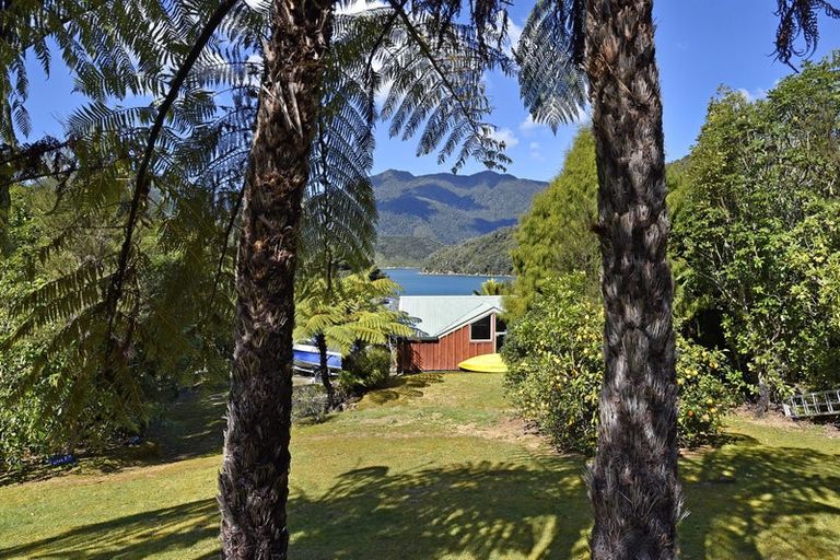 Photo of property in 26 Kamahi Road, Tennyson Inlet, 7195
