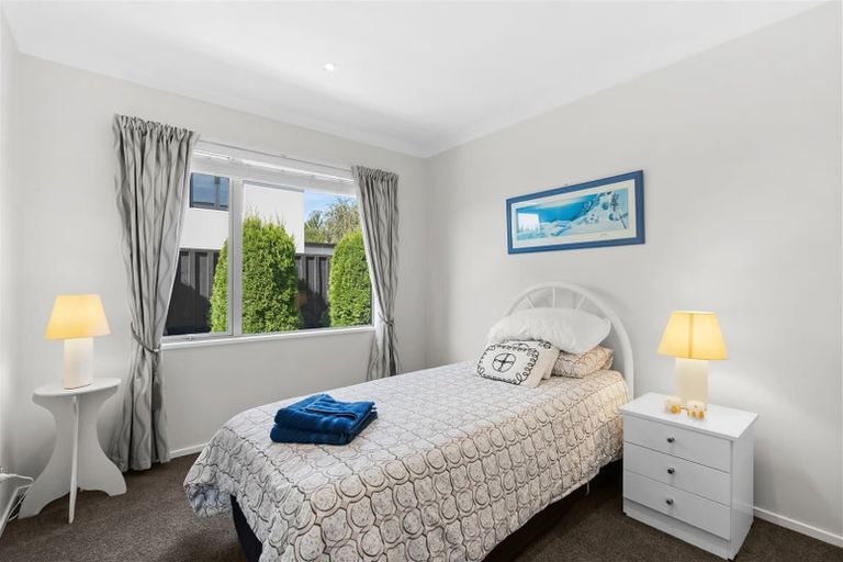 Photo of property in 6 Lakebridge Place, Parklands, Christchurch, 8083