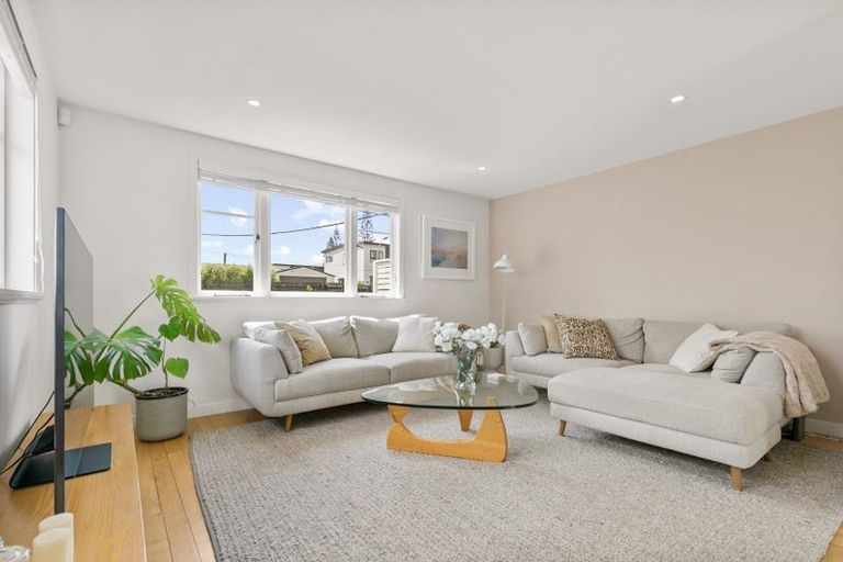 Photo of property in 28 Kingdale Road, Henderson, Auckland, 0610