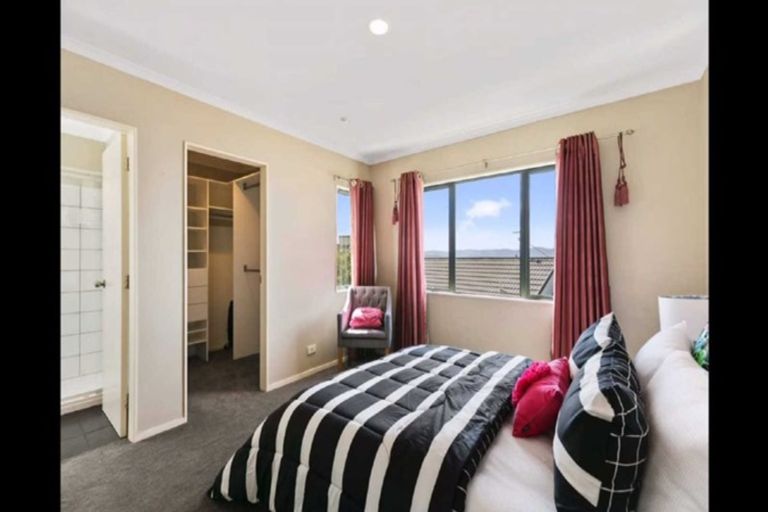 Photo of property in 67 Dress Circle, Newlands, Wellington, 6037