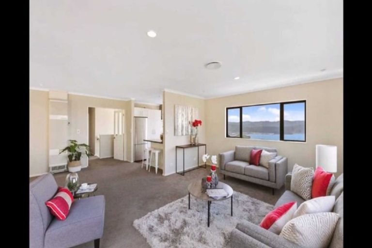 Photo of property in 67 Dress Circle, Newlands, Wellington, 6037