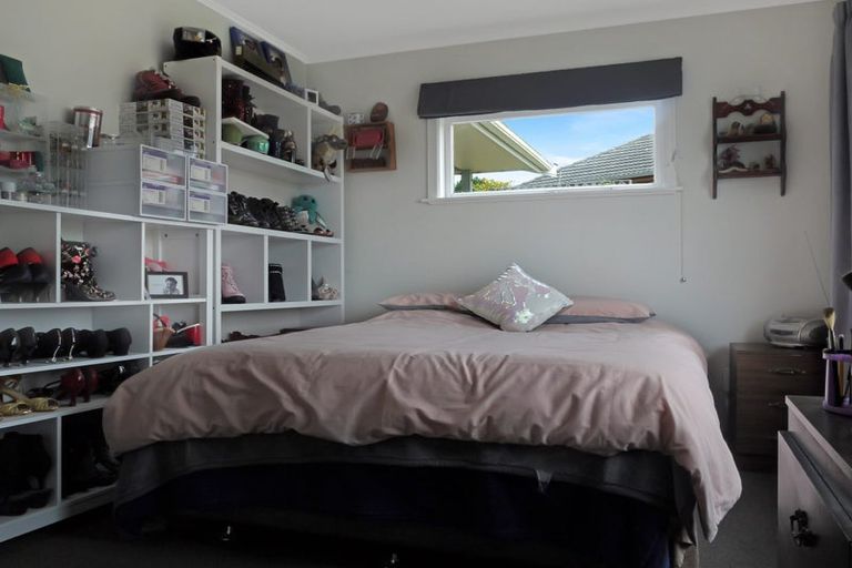 Photo of property in 34 Stewart Drive, Newlands, Wellington, 6037