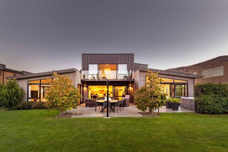 Photo of property in 5 Jessies Crescent, Wanaka, 9305