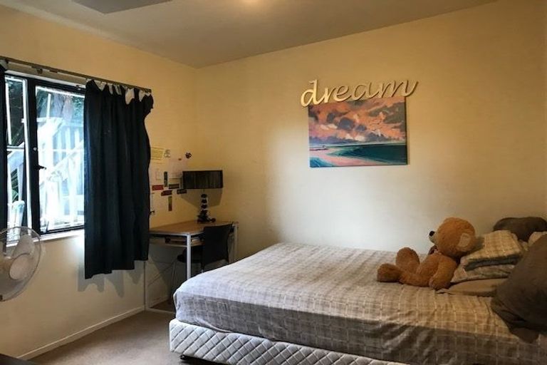 Photo of property in 2/2 Deverell Place, Northcross, Auckland, 0632