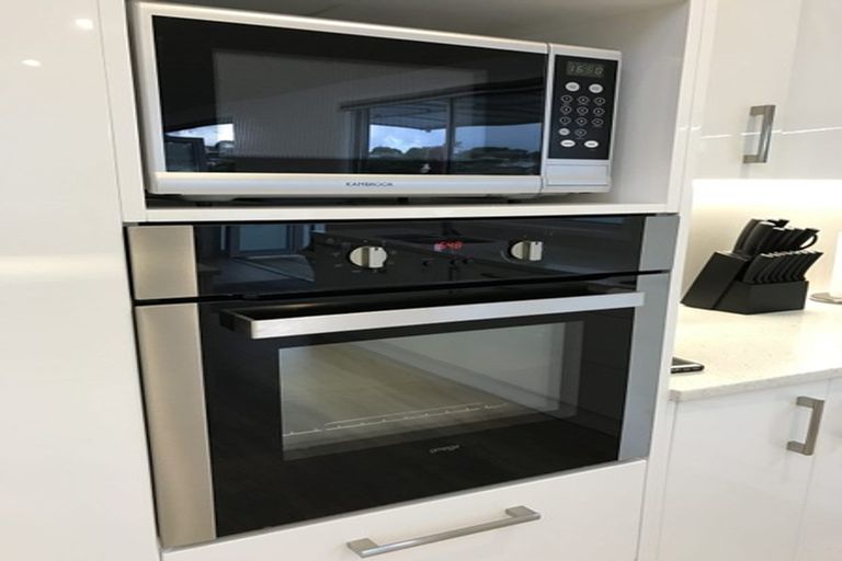 Photo of property in 39 Deverell Place, Northcross, Auckland, 0632