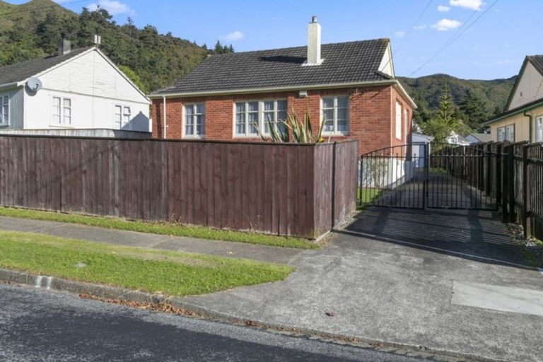 Photo of property in 16 Cleland Crescent, Naenae, Lower Hutt, 5011