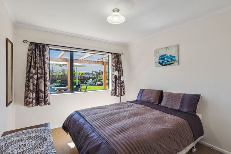 Photo of property in 27 Quadrant Heights, Paraparaumu, 5032