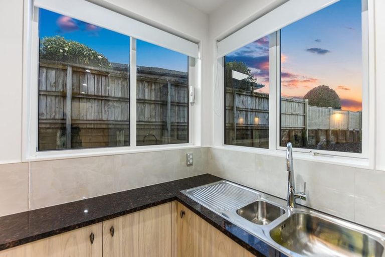 Photo of property in 52 Chesterfield Way, Orewa, 0931