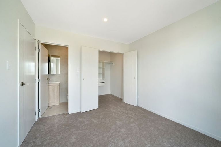 Photo of property in 5/107 Hobsonville Road, West Harbour, Auckland, 0618