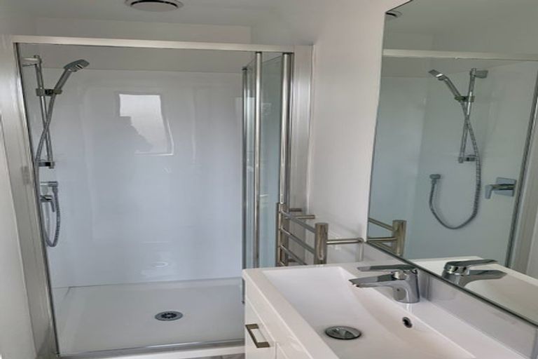 Photo of property in 1/3 Fairdale Place, Birkdale, Auckland, 0626