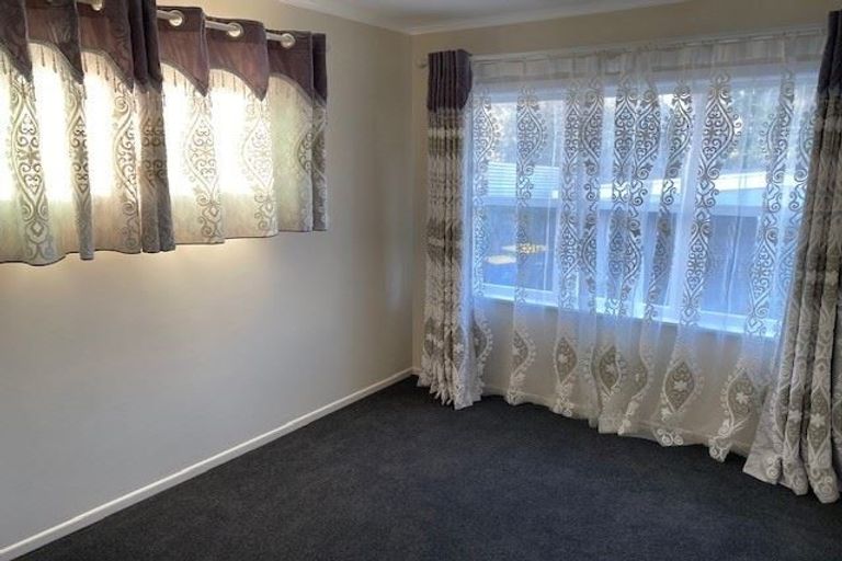 Photo of property in 206 Edmonton Road, Te Atatu South, Auckland, 0610