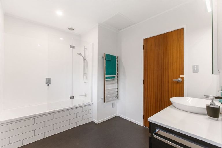 Photo of property in 19 Woodcote Drive, Glenfield, Auckland, 0629