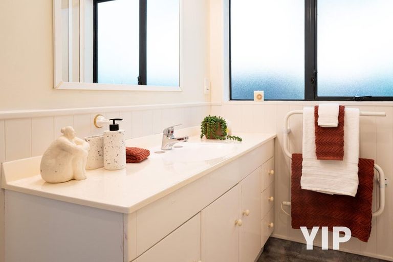 Photo of property in 15b Kinapori Terrace, Newlands, Wellington, 6037