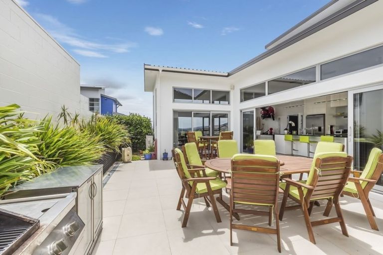 Photo of property in 5 Linacre Way, Tawa, Wellington, 5028