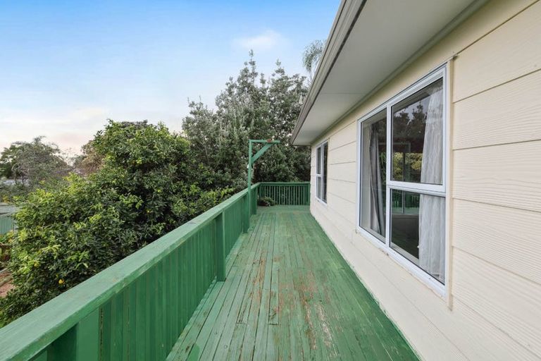 Photo of property in 16 Leaming Place, Clarks Beach, 2122