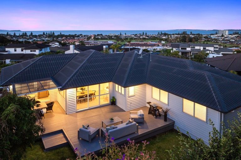 Photo of property in 56 Grovenor Drive, Orewa, 0931