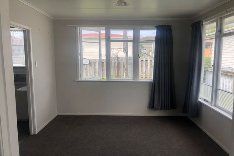 Photo of property in 6 Taipari Road, Te Atatu Peninsula, Auckland, 0610