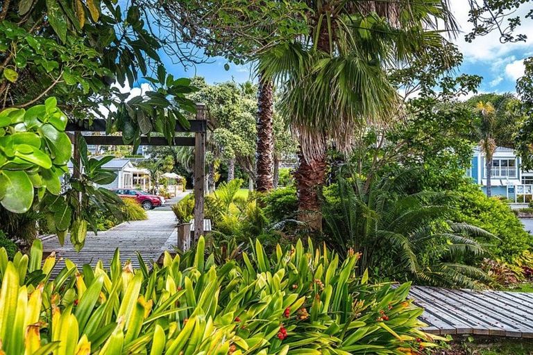 Photo of property in 18 Rewa Rewa Lane, Orewa, 0931