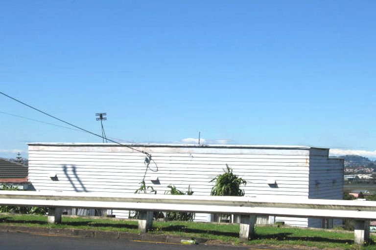 Photo of property in 17 Te Atatu Road, Te Atatu South, Auckland, 0610
