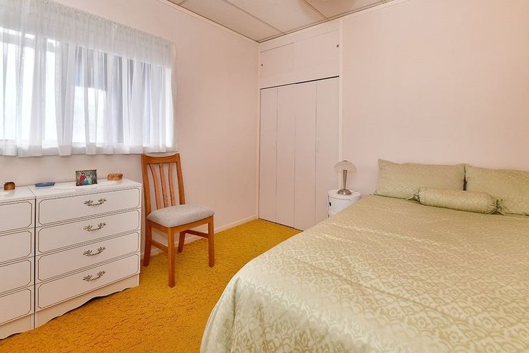 Photo of property in 20 Walton Street, Red Beach, 0932