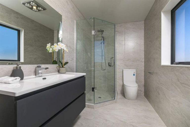 Photo of property in 14 Sauterne Road, Kumeu, 0810