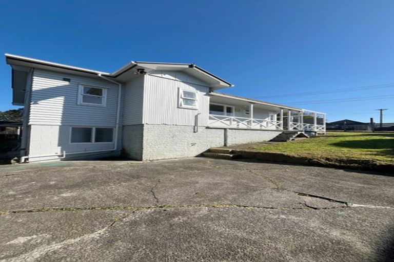 Photo of property in 242 Sturges Road, Henderson, Auckland, 0612