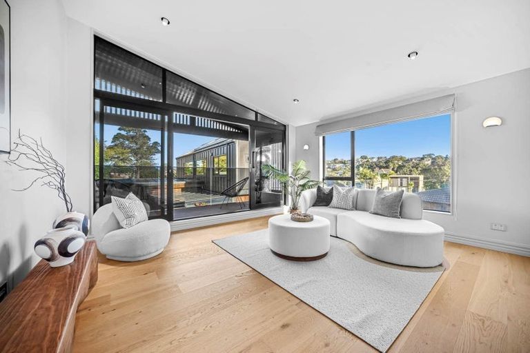 Photo of property in 3a Westbourne Road, Murrays Bay, Auckland, 0630