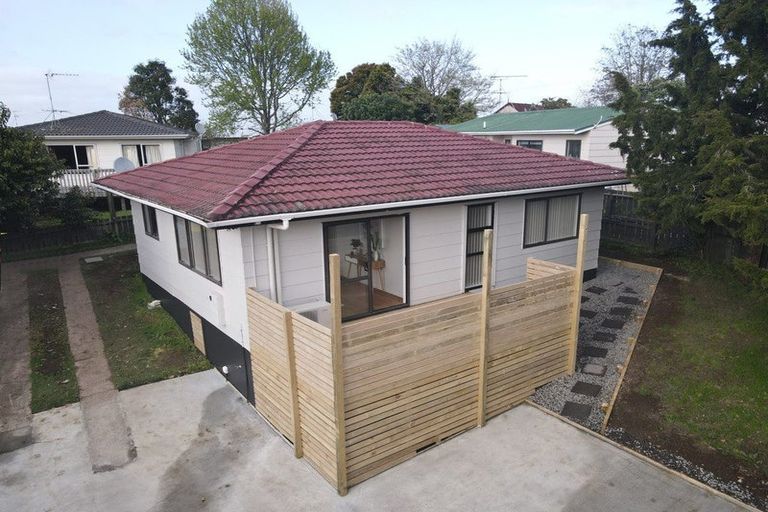 Photo of property in 2/35 Secretariat Place, Randwick Park, Auckland, 2105
