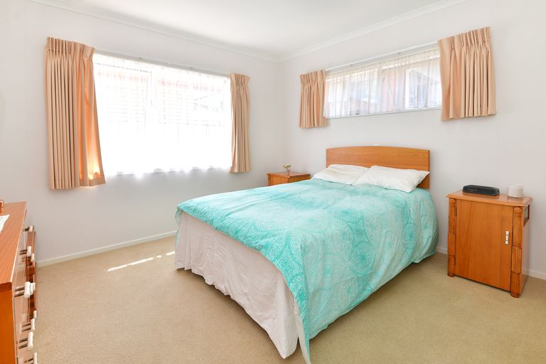 Photo of property in 6a Doment Crescent, Orewa, 0931