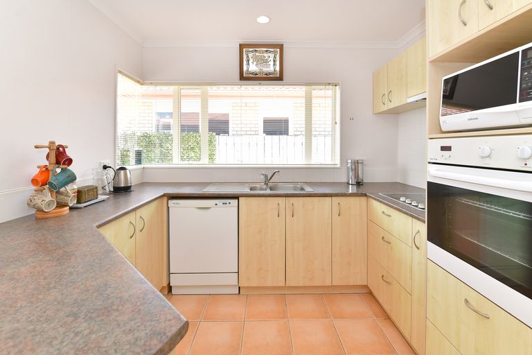 Photo of property in 6a Doment Crescent, Orewa, 0931