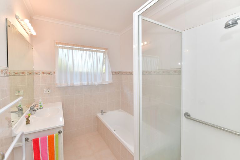 Photo of property in 6a Doment Crescent, Orewa, 0931