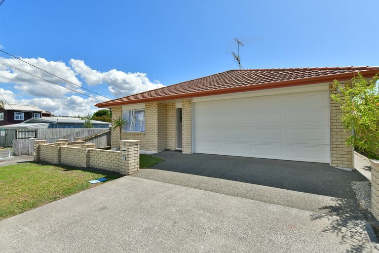 Photo of property in 6a Doment Crescent, Orewa, 0931