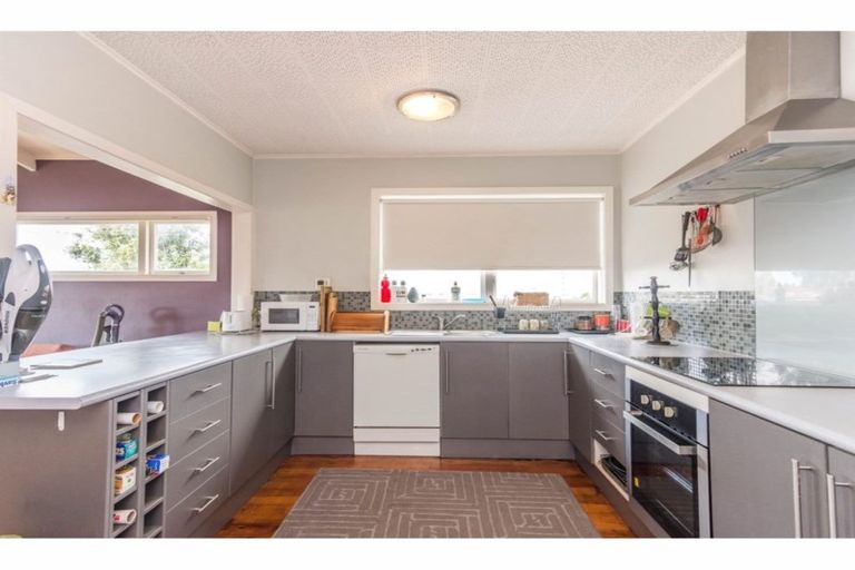 Photo of property in 7 Clayburn Road, Glen Eden, Auckland, 0602