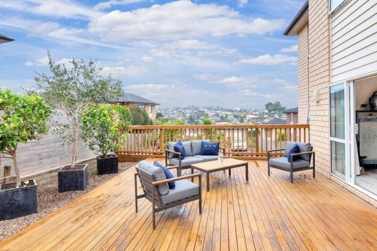 Photo of property in 47 Sohlue Place, Oteha, Auckland, 0632