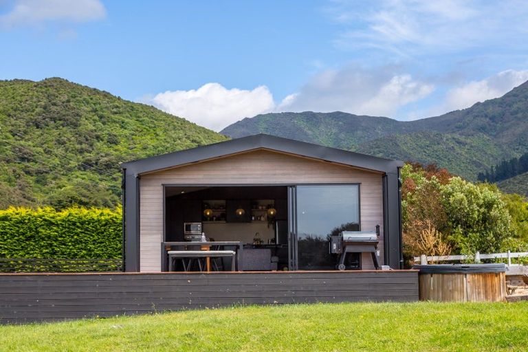 Photo of property in 52 Cross Creek Road, Western Lake, Featherston, 5773