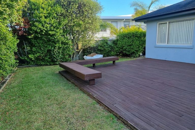 Photo of property in 7 Harrowglen Drive, Northcross, Auckland, 0632