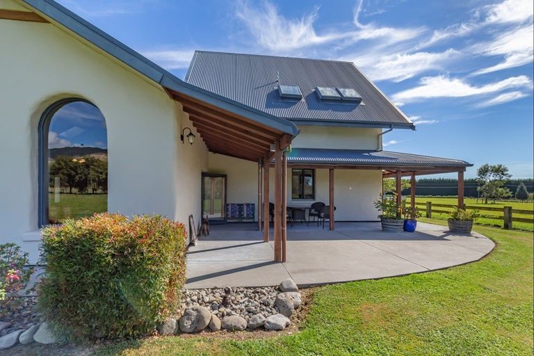Photo of property in 100 Waihou Road, Levin, 5571
