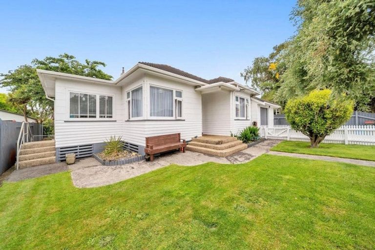 Photo of property in 4 Goodson Place, Hawera, 4610