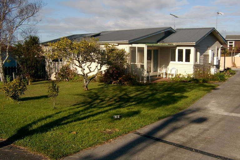 Photo of property in 1004 Beach Road, Torbay, Auckland, 0630