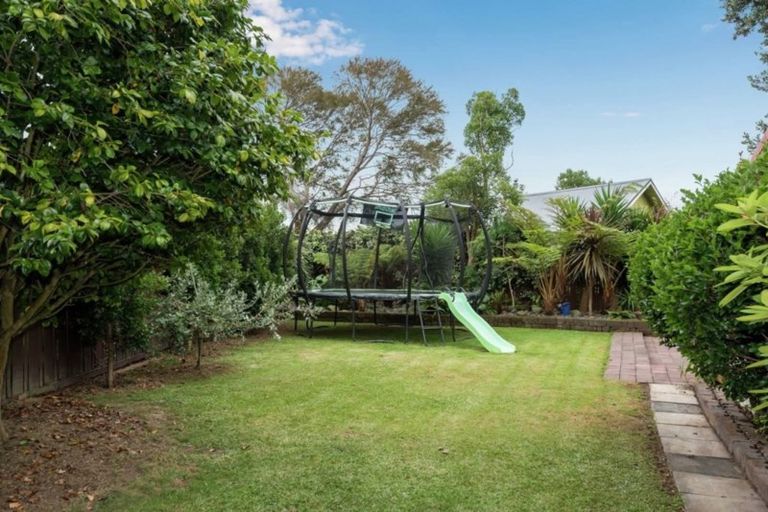 Photo of property in 35 Botany Road, Botany Downs, Auckland, 2010