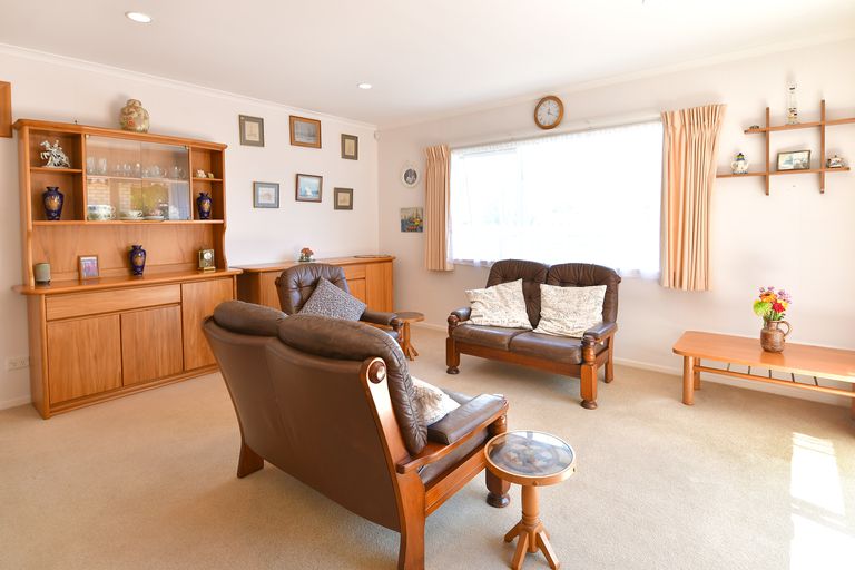 Photo of property in 6a Doment Crescent, Orewa, 0931