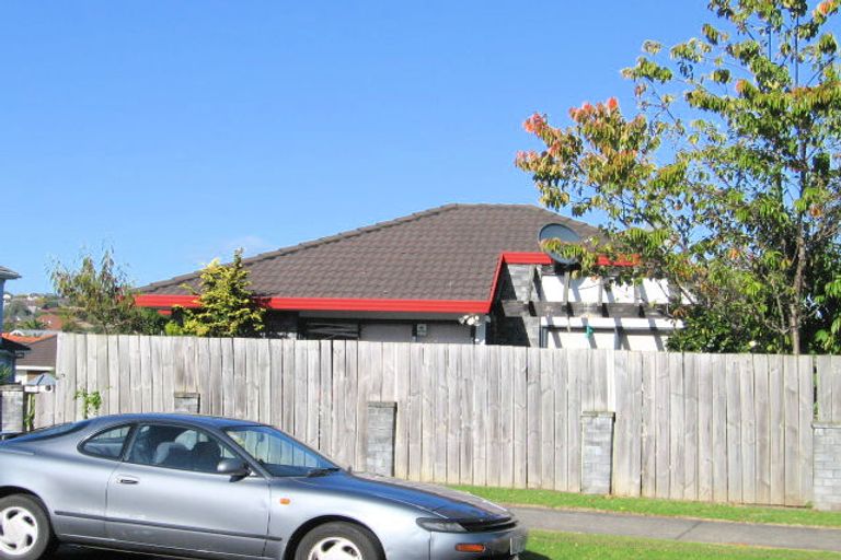 Photo of property in 2/6 Gillett Place, Botany Downs, Auckland, 2014