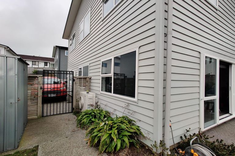 Photo of property in 2/20 Glanmire Road, Newlands, Wellington, 6037