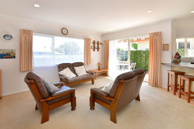 Photo of property in 6a Doment Crescent, Orewa, 0931