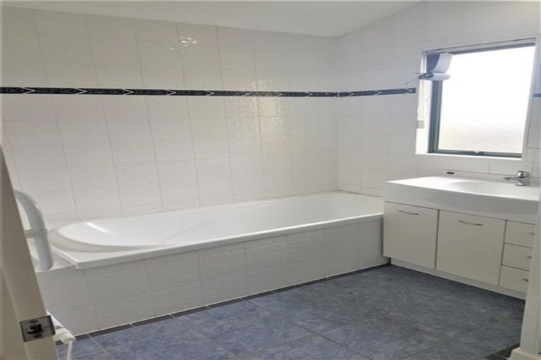 Photo of property in 3 Trotting Terrace, Fairview Heights, Auckland, 0632