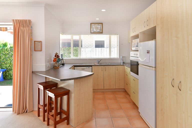 Photo of property in 6a Doment Crescent, Orewa, 0931