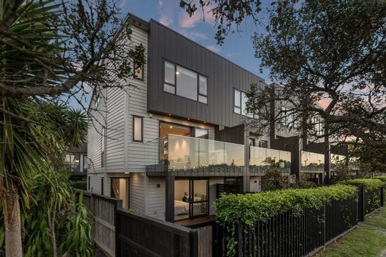 Photo of property in 2e Fowler Street, Northcote, Auckland, 0627