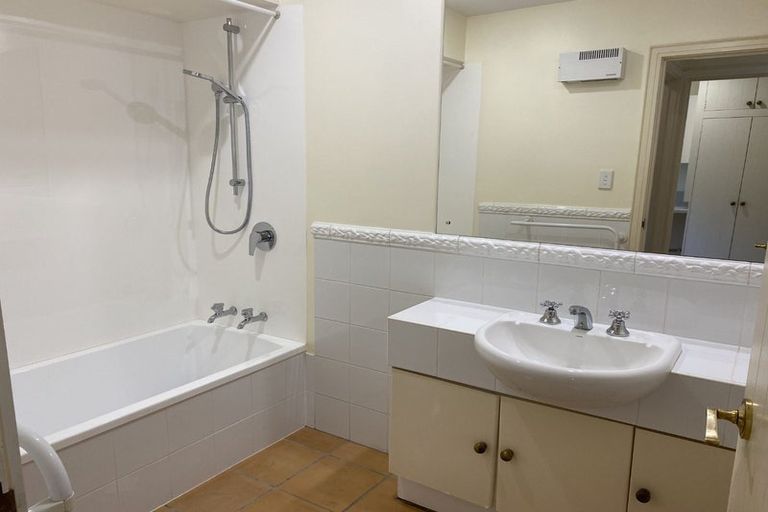 Photo of property in 2/11 Memorial Avenue, Ilam, Christchurch, 8053