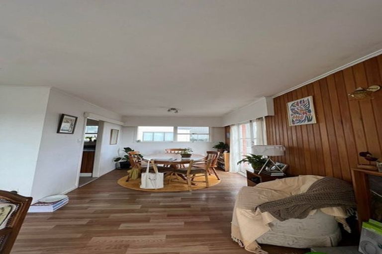 Photo of property in 2/390 Glenfield Road, Glenfield, Auckland, 0629