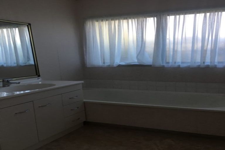 Photo of property in 2/24 Hattaway Avenue, Bucklands Beach, Auckland, 2012